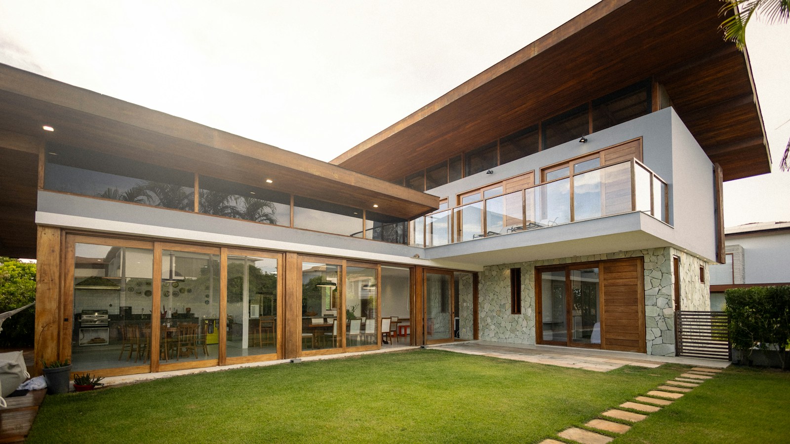 Casa contempor&acirc;nea com jardim, imagem ilustrativa de im&oacute;vel